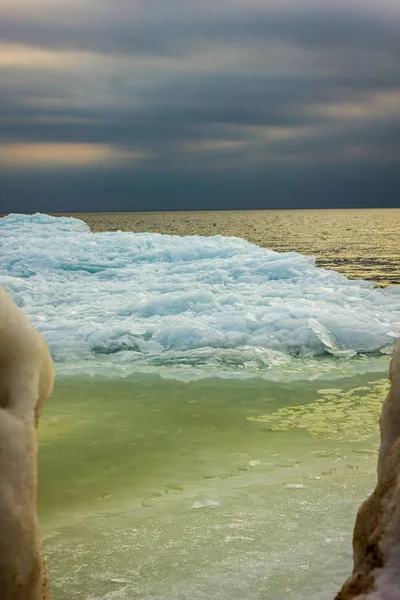 Playa Del Mar Báltico Con Hielo Flotando Agua Soleado Día —  Fotos de Stock