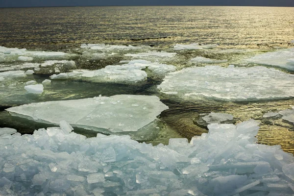 Baltské Moře Pláž Ledu Plovoucí Vodě Přes Přírodní Rám Dvě — Stock fotografie