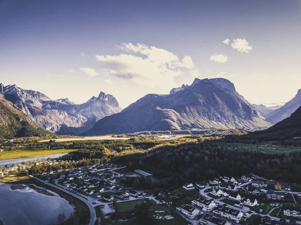 Sakin bir güneşli sonbahar akşam Norveç sayısında dron fotoğraf — Stok fotoğraf