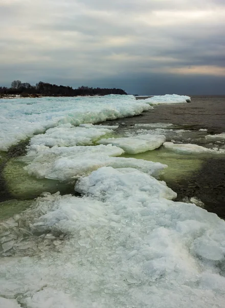 Playa del Mar Báltico con hielo flotando en un agua, a través de F Natural — Foto de Stock