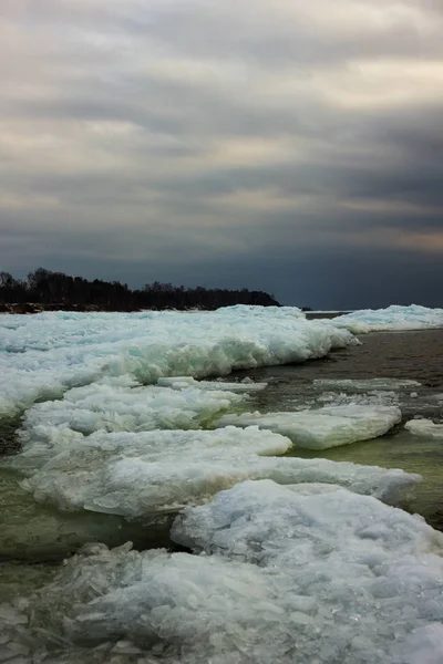 Baltic Sea Plaża z lodu pływającego w wodzie, poprzez naturalne F — Zdjęcie stockowe