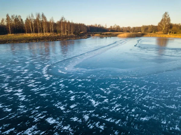 Foto de un lago congelado en un día de otoño —  Fotos de Stock