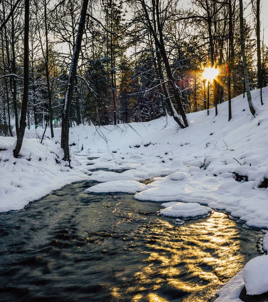 Kış Fotoğraf içinde bir güneş Shining ile kısmen donmuş nehrin sakin — Stok fotoğraf