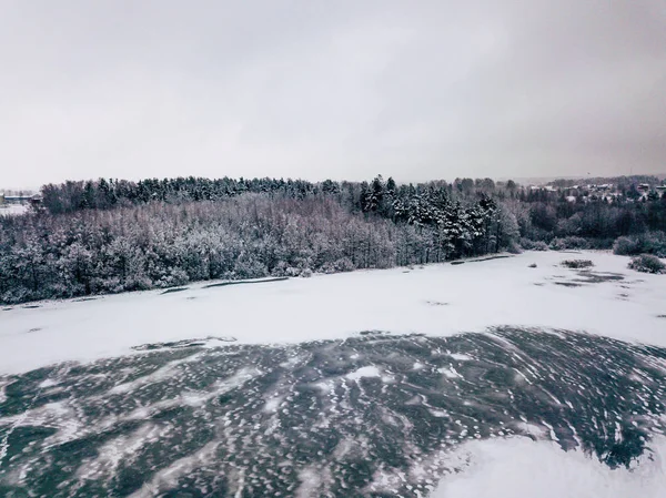 Fotografia aérea de uma floresta e lago congelado no inverno — Fotografia de Stock