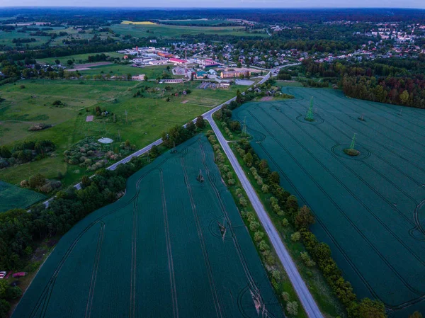 Dramatyczne ciemne chmury nad wioską — Zdjęcie stockowe