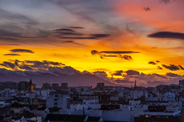 Sonnenuntergang über Malaga, Spanien - leicht bewölkt mit gelb-rotem Himmel — Stockfoto