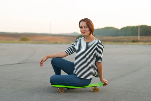 Sport girl with skateboard. — Stock Photo, Image