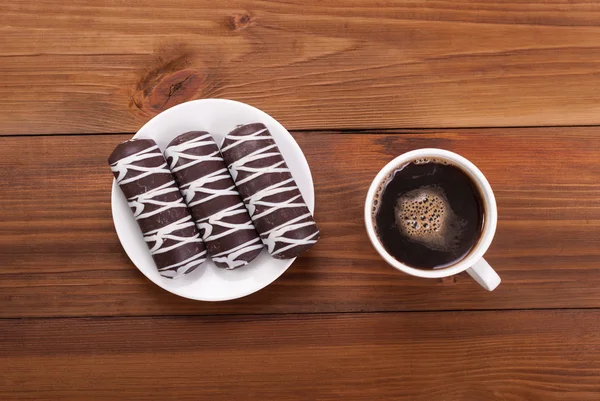 Кофе и печенье на деревянном столе . — стоковое фото