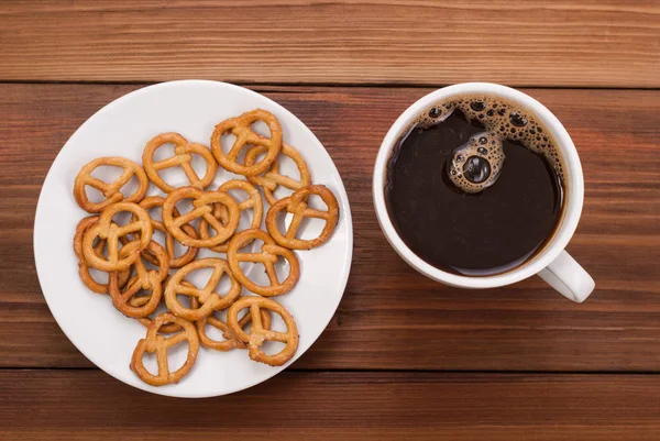 Taza de café y sabroso pretzel — Foto de Stock