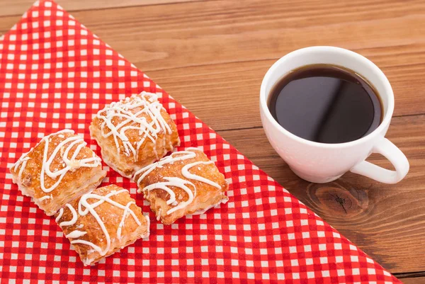 Café e biscoitos na toalha de mesa . — Fotografia de Stock