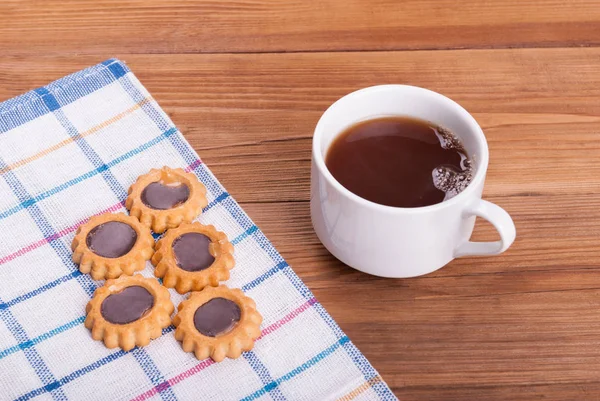 Galletas dulces de caramelo y una taza de té . — Foto de Stock