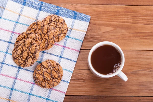 Copa de galletas de té y avena en una mesa de madera . — Foto de Stock