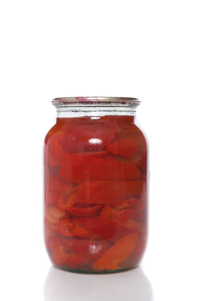 Pimienta roja enlatada en un frasco de vidrio sobre un fondo blanco . —  Fotos de Stock