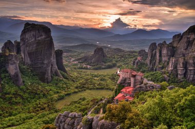 Meteora, Yunanistan manastır Vadisi üzerinde güzel gün batımı