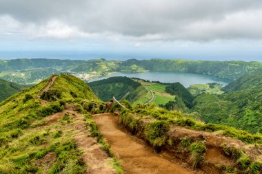 Portekiz, Azores 'de Sao Miguel adasındaki Sete Cidades göllerine tepeden bakan Miradouro da Boca do Inferno