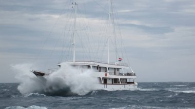 Turist dalgalar fırtına ile üzerinde Hırvatistan üzerinden yaz yelken yelkenli