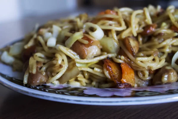 Tavuk chow mein