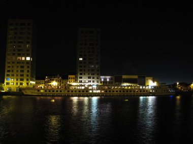 Gece rıhtımda nehir gemisi
