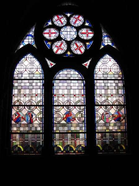 Trier, Almanya - 1 Ağustos, 2010: vitray gözlenen gelen karanlık kilise içinde sıcak güneşli gün                              