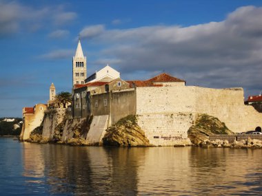 Şehir Rab kale ve kilise tarafından kıyıya ile eski, eski bir parçası                          