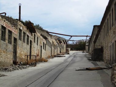 Bulutlu sıcak gün Adası çıplak Hırvatistan, eski yıkık hapishanelerde görüntüleyin                                                         