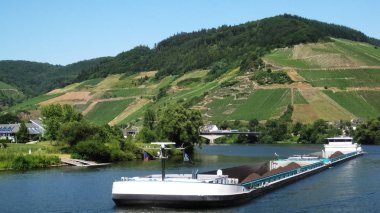 Uzun, beyaz river gemi taşıma kömür Ren Nehri ve onun arkasında üzüm yeşil tepe güneşli yaz akşamı