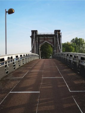 Büyük, eski köprü geçit kırmızı tuğladan yapılmış, şehirden Trevoux yol