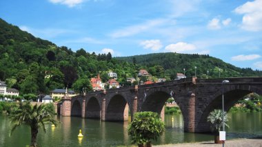 Pembe bir yan görünüm, Almanya tarihi köprü yerel taştan yapılmış.                          