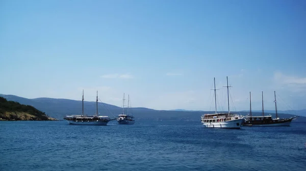 Dört turistik, yelken yolcu gemilerine Island Krk yakınındaki Koyu'nda demirli                                         