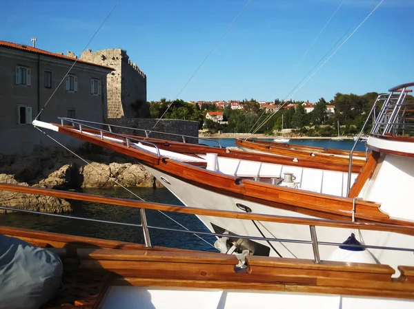 Ver Través Múltiples Arcos Veleros Crucero Hechos Caoba Monasterio Isla — Foto de Stock