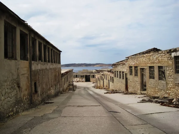 Bulutlu sıcak gün Adası çıplak Hırvatistan, eski yıkık hapishanelerde görüntüleyin                          