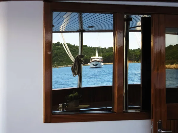 Reflexão Ancorado Turístico Navios Cruzeiro Vela Baía — Fotografia de Stock