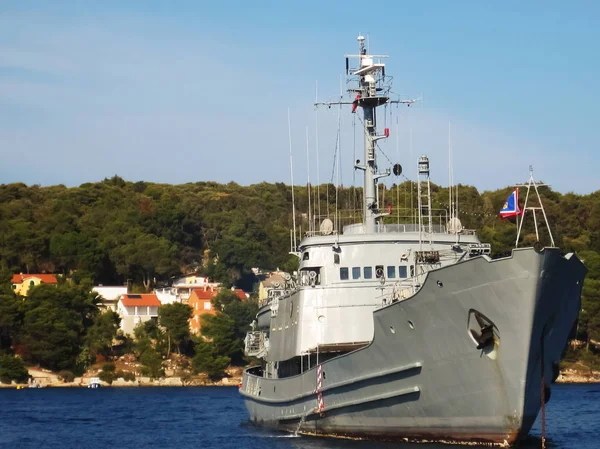 Gri, Hırvat; tam teçhizatlı donanma gemisi Mali Losinj bay demirli                              