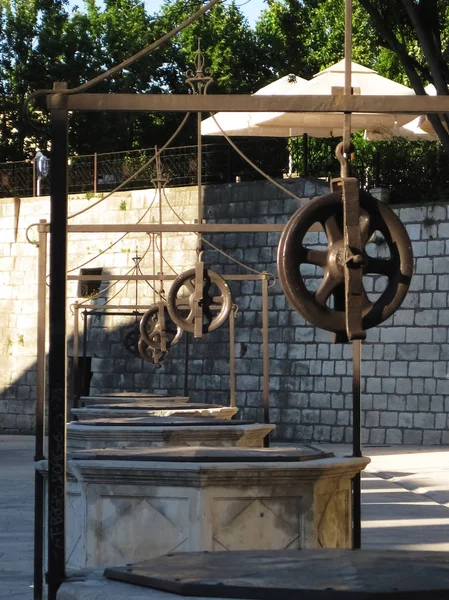 Eski, eski şehir Zadar yaz aylarında taştan çelik bobin ile beş wells