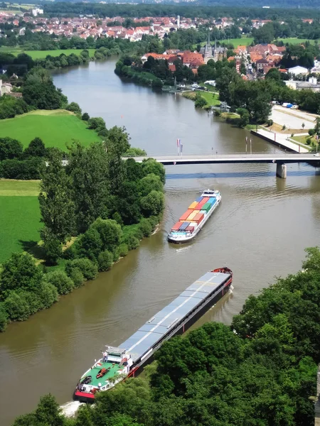 Bad Wimpfen uzun boylu, eski kulede Marnixkade Neckar eğri Nehri üzerinde iki kargo gemi yelken