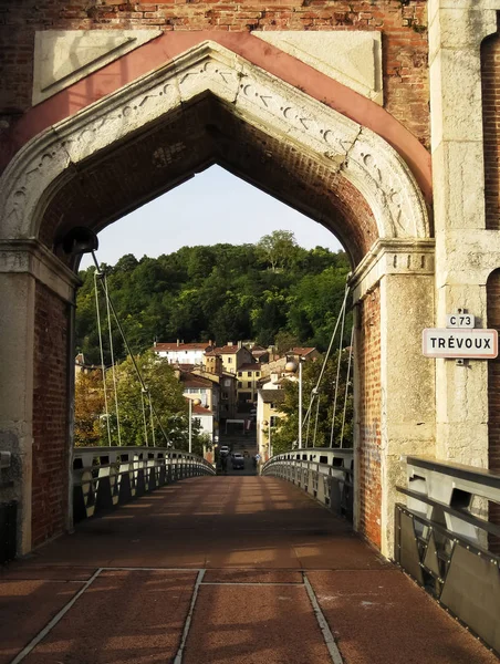 Obrovský Starý Most Brána Červených Cihel Vedou Městě Trevoux — Stock fotografie
