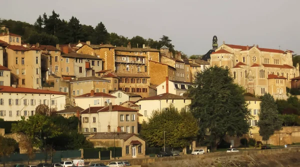 Şehrin Trevoux eski bir kısmı akşam saatlerinde, gün batımı bir tarafı tepe üzerinde yer alır