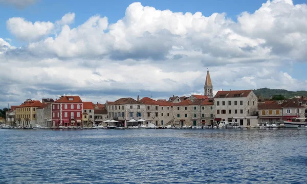 Eski Şehir Starigrad panoramik görünüm çoğunlukla taştan bulutlu gün yaptı.