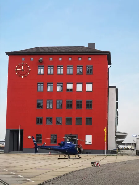 Kırmızı Bina Bina Sol Tarafındaki Altın Saat Önünde Mavi Helikopter — Stok fotoğraf