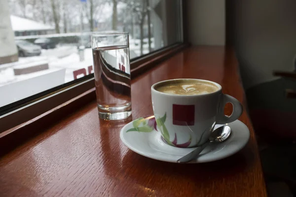 Frisches Braun Kaffee Mit Einer Schönen Zeichnung Und Ein Glas — Stockfoto