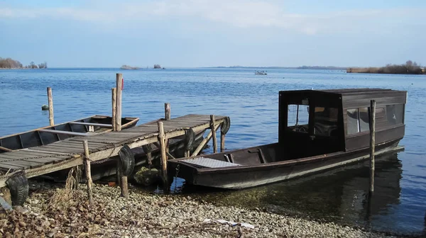 Sonbaharda Drava nehrinde güneşli günde iki ahşap balıkçı tekneleri