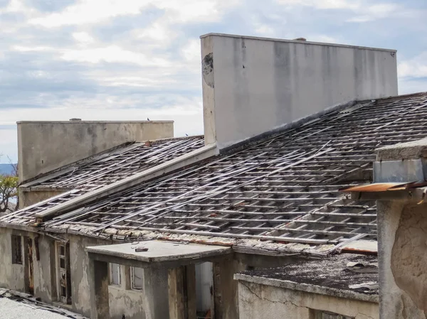 Dışarıdaki çatı üst bulutlu gün birçok enine ve boyuna kiriş | çıplak Adası