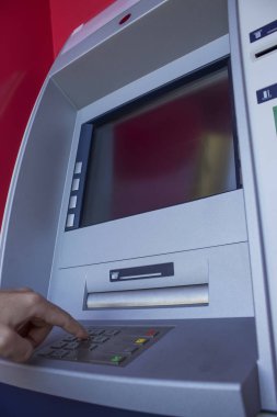 Adam parasını almak için ATM PIN kodunu girme | el | düğmesi