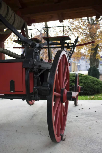 公園で古い火トラック像から大きな 赤い木製車輪 — ストック写真