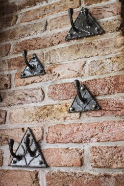 Dört üçgen kat raflar turuncu tuğla duvar metal | turuncu | kahverengi | sanat