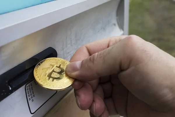 Park bileti satın almak için adam altın bitcoin Park makine ekleme | Park yuvası | düğmesi