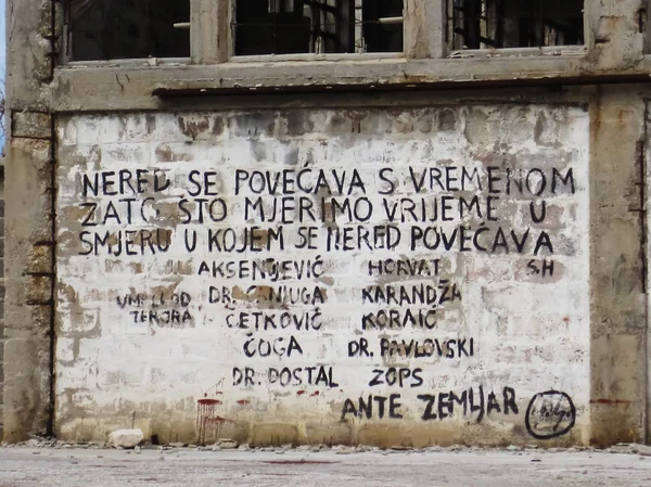 Adada olan mahkumlar kitabe yazılmış siyah mürekkep