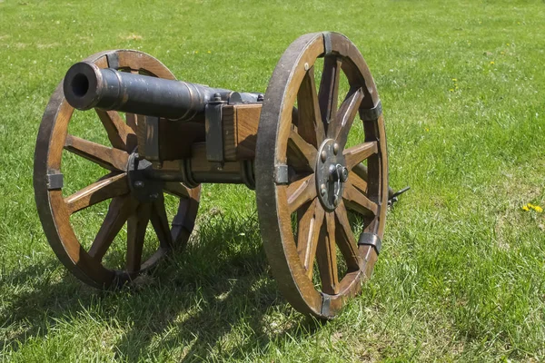 Ancient War Cannon Wooden Wheals Green Grass Military — Stock Photo, Image