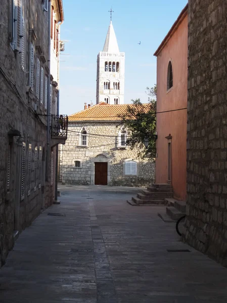 Taştan yapılmış eski kilise çan kulesi | sokak | görünümü | yaz