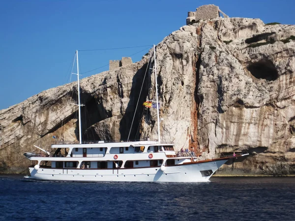 Beyaz güneşli öğleden sonra Milli Parkı Kornati Hırvatistan'ın büyük uçurum yakın yelkenli gemi cruise                               